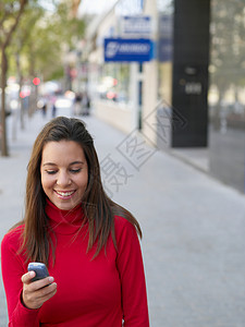 女青年用手机的肖像图片