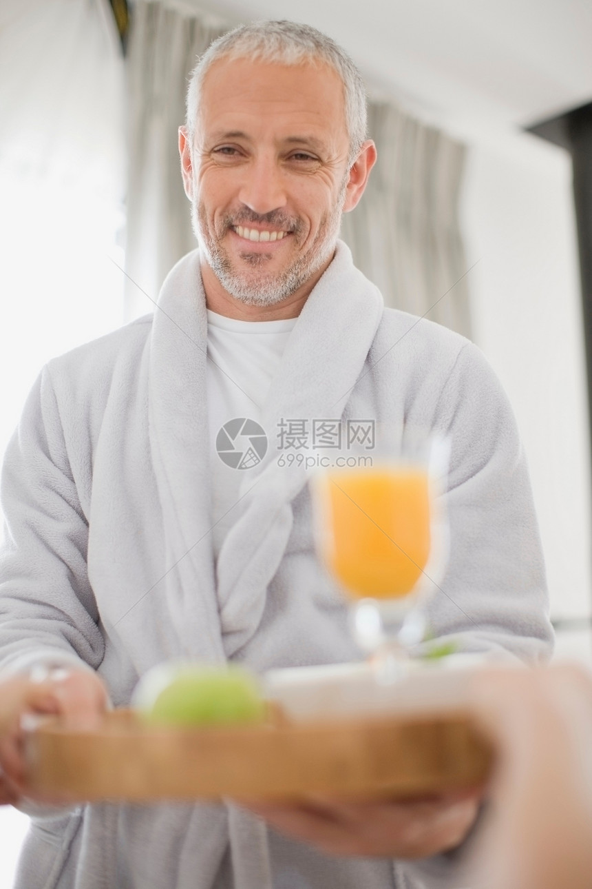 供应早餐的男人图片
