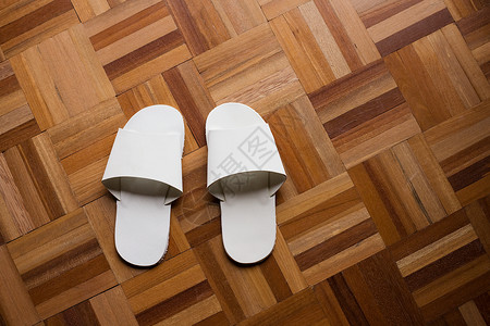 木地板白拖鞋图片