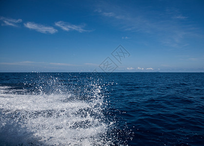 马来西亚刁曼岛附近南海快艇上的浪花背景图片