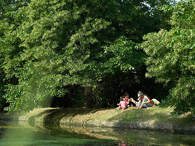 一家人坐在河岸上图片