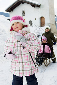 孩子们在雪地里玩雪橇图片