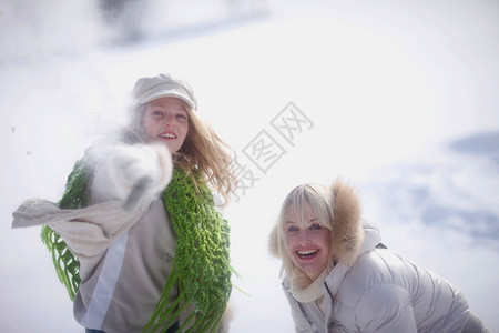 母女打雪仗图片