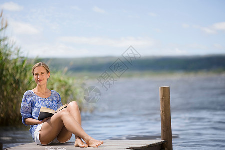 坐在湖边的女人图片