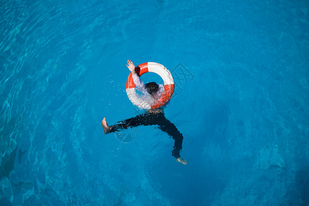 溺水的人救援浮标高清图片