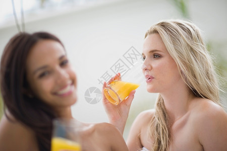 喝果汁的女人背景图片