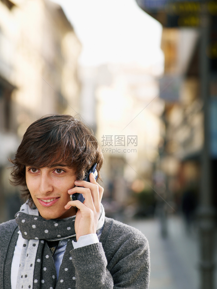 年轻人站在街上打电话图片