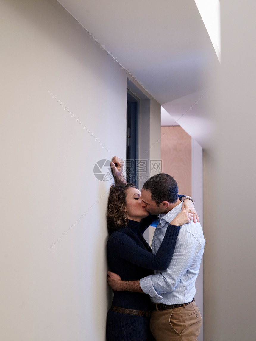 在办公室走廊接吻的夫妇图片