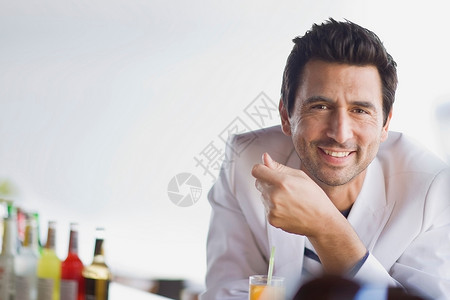 坐在酒吧的男人图片