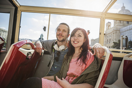 公车上的夫妇背景图片