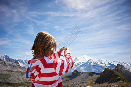 男孩欣赏岩石景观图片