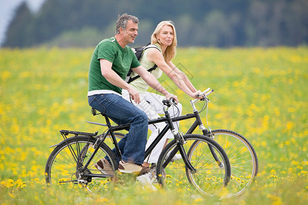 骑自行车的夫妇图片
