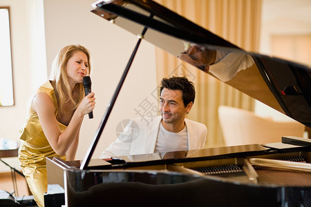夫妻弹唱钢琴高清图片