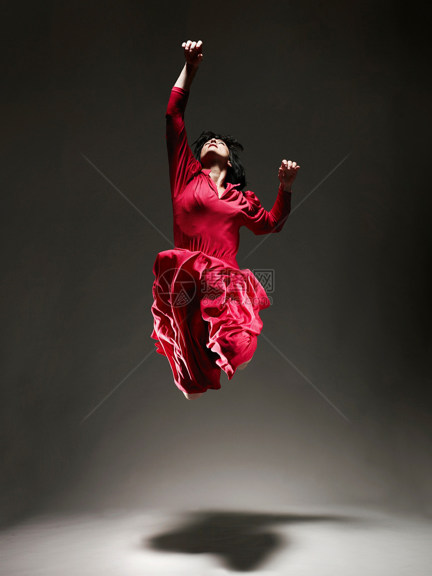 穿红衣服的女人在灯光下跳舞图片