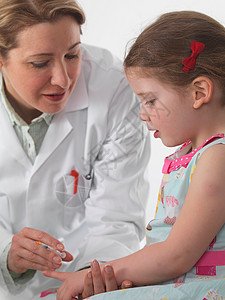 医生给小女孩接种疫苗图片