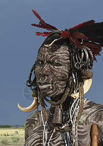 穆尔西部落埃塞俄比亚男子肖像背景