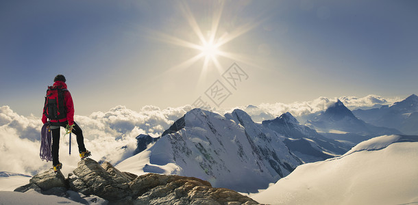 男性登山者下雪人像素材高清图片