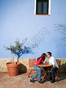 在花园露台上亲吻的情侣图片