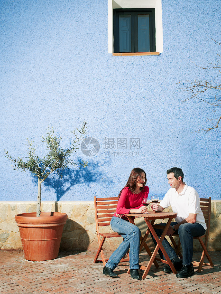 坐在花园露台上的一对夫妇图片