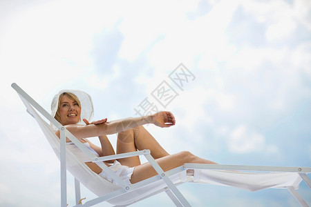 躺着晒太阳的女人背景图片