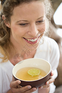 中年妇女喝茶图片