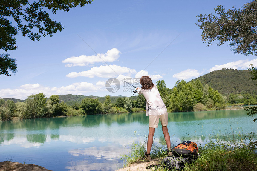 钓鱼的女人图片