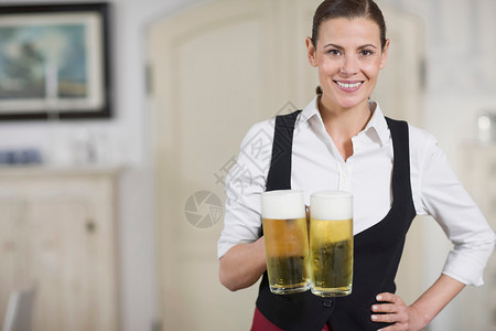 服务员接啤酒拿啤酒的服务员背景