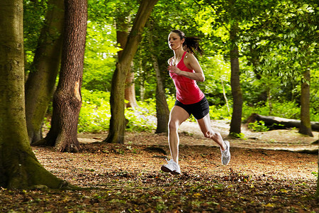 跑步森林在森林里奔跑的女人背景