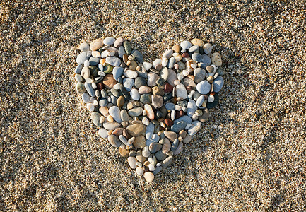 沙滩上的心型鹅卵石图片