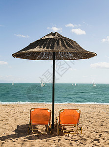 海滩上的躺椅和沙滩伞图片