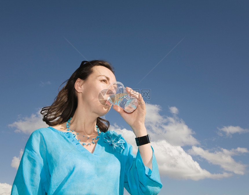 妇女饮用水图片