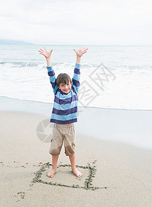 站在广场上的男孩，被沙子吸住背景