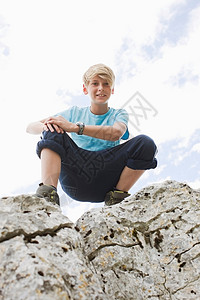 男孩在岩石上图片