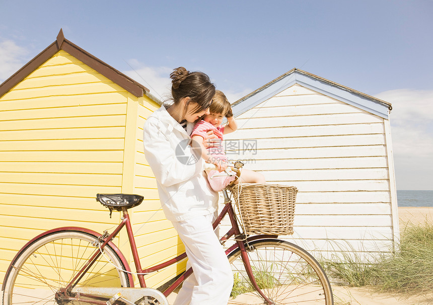骑自行车的女人和女孩图片