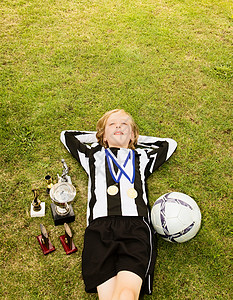 足球牌素材有奖牌和奖杯的男孩背景