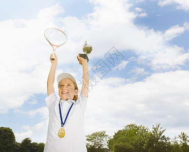 拿着网球拍和奖杯的女孩图片