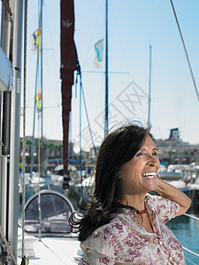 成熟女人在游艇上放松微笑图片