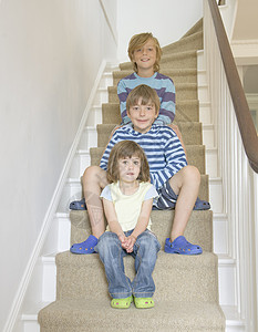 楼梯上的孩子图片