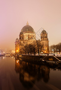 晚上的柏林大教堂图片