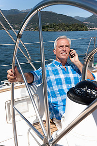 老人在帆船上打电话图片