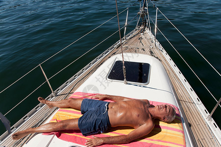 在帆船上放松的老人图片
