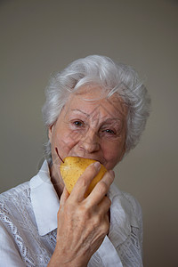 吃梨的老太太图片