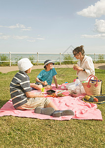 妇女儿童野餐图片