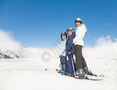 女人和两个穿滑雪板的男孩图片