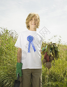 男孩赢得农产品奖品图片