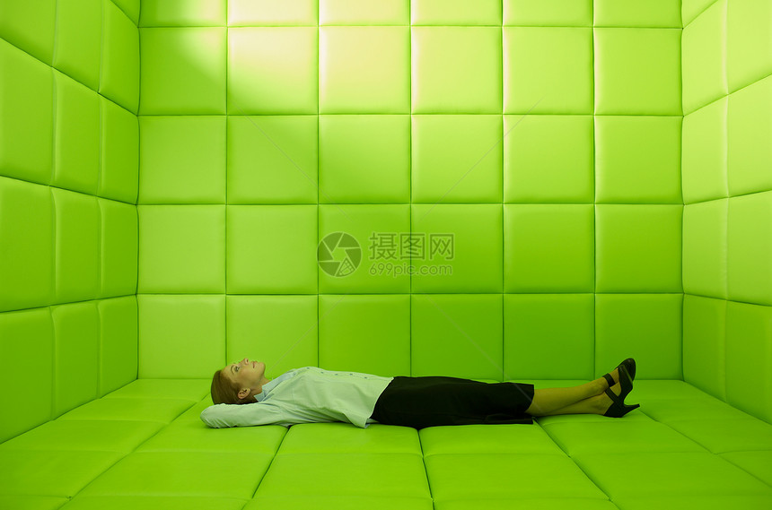 躺在绿色软垫房间里的女人图片