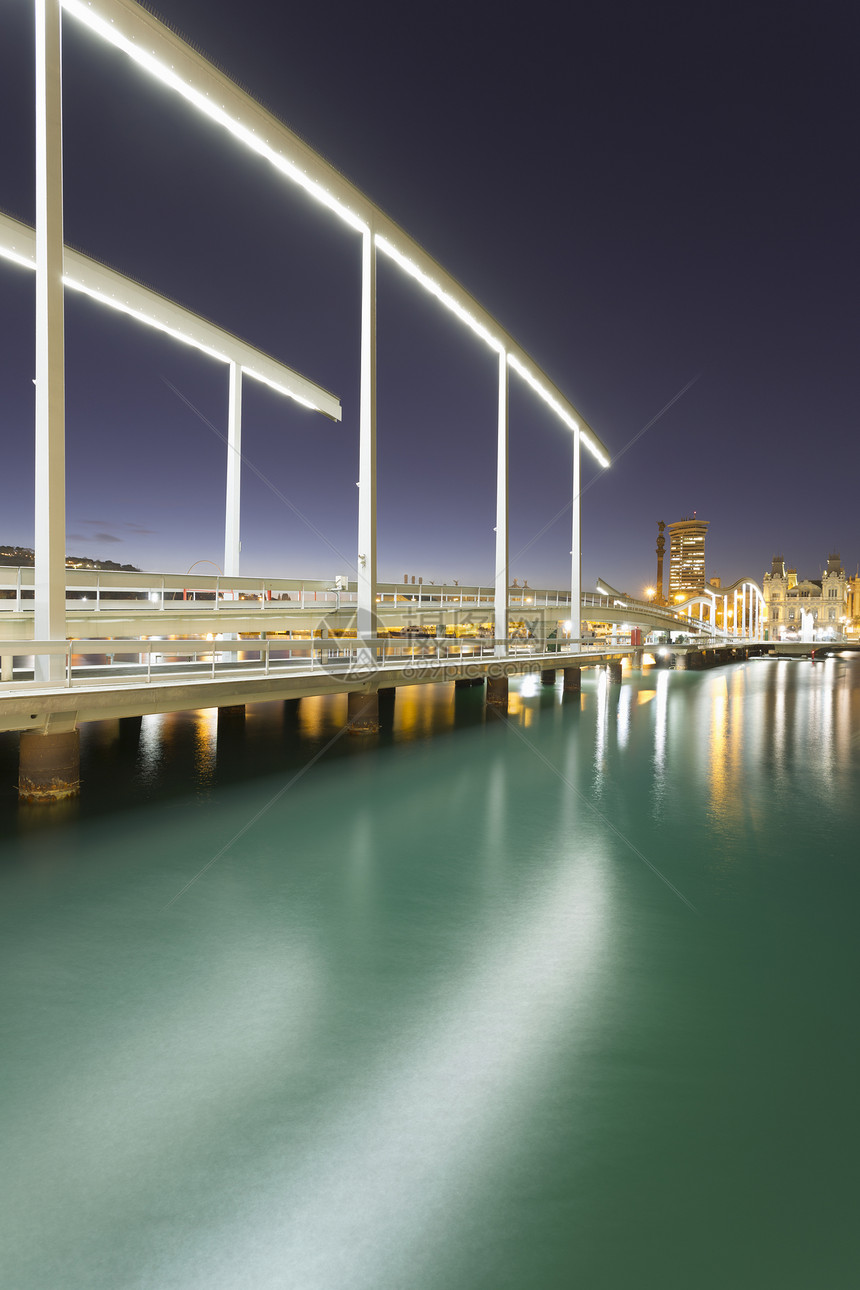 晚上在西班牙加泰罗尼亚巴塞罗那维尔港海滨的码头视图图片