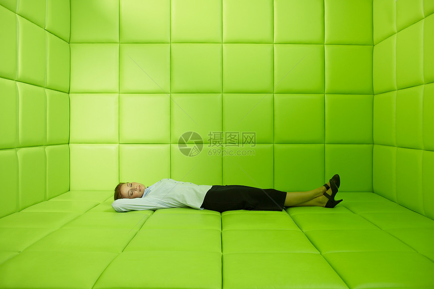 躺在绿色软垫房间里的女人图片