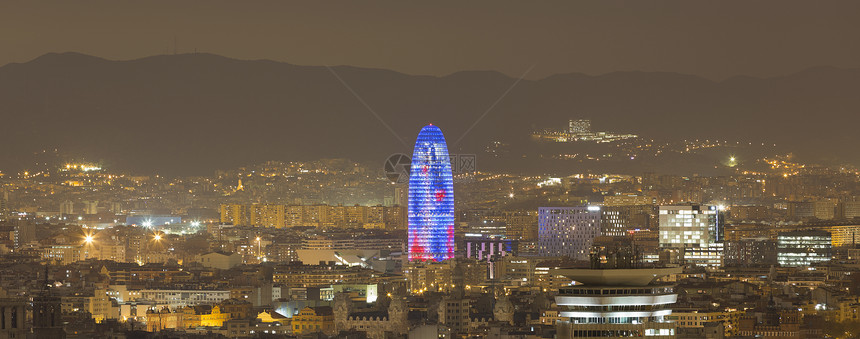 西班牙加泰罗尼亚巴塞罗那，夜晚城市景观和托瑞阿格巴尔全景图片