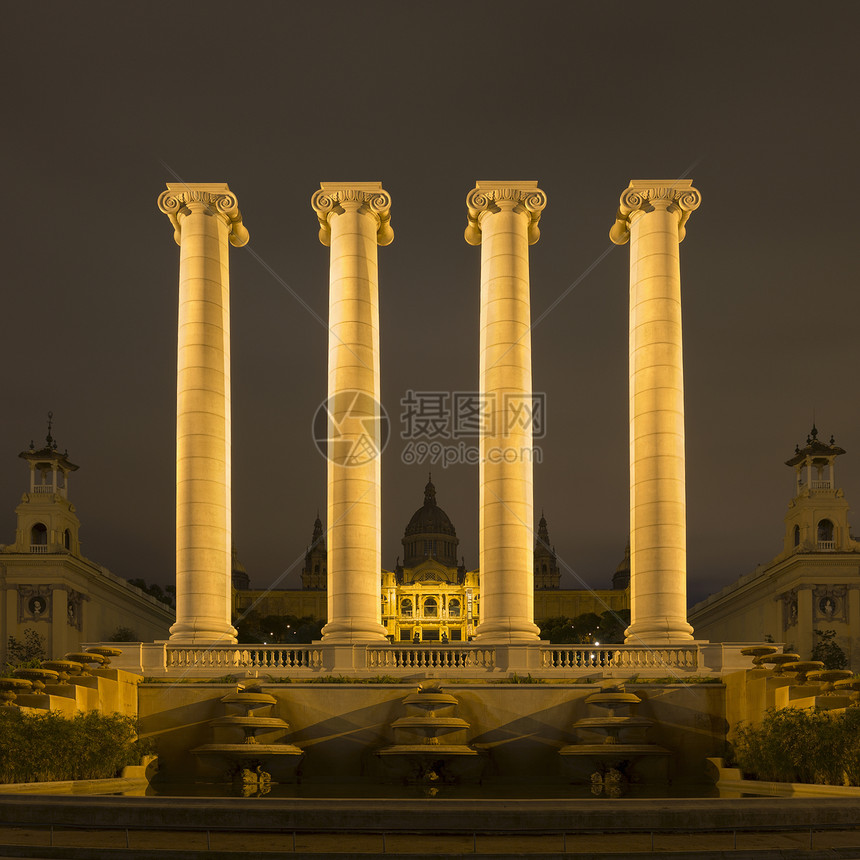 西班牙加泰罗尼亚，巴塞罗那，加泰罗尼亚国家博物馆前的柱子视图图片